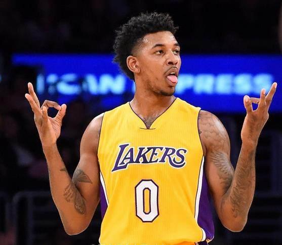 前场在中线 前场在中线